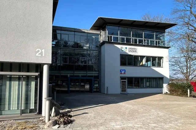 Die Zulassungsstelle und Führerscheinstelle befinden sich in der Außenstelle des Landratsamtes Günzburg in der Dillinger Straße 21 in Günzburg.  | Foto: Landratsamt Günzburg 
