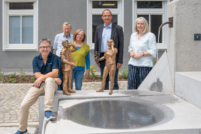 "Am Ohr zupfa!" - Kunstbildhauer Wolfgang Auer (links) konnte mit der Schaffung des Brunnens im Neuen Dasinger Gemeindezentrum "eine Herzensangelegenheit" umsetzen. Im Bild v.l.: Wolfgang Auer, AltBürgermeister Matthias Feiger, Archivarin Monika Böck, 1. Bürgermeister Andreas Wiesner, und Gemeinderätin  Anne Glas | Foto: FSeventfoto