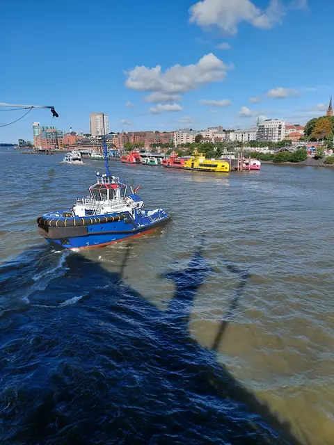 Schlepper ziehen die Cap San Diego vom Liegeplatz an der Überseebrücke auf die Elbe zur Fahrrinne.