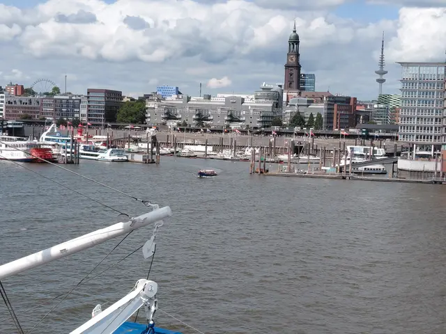 Blick zum Hamburger Michel und Fernsehturm, im Hintergrund links das Riesenrad vom Hamburger Dom.