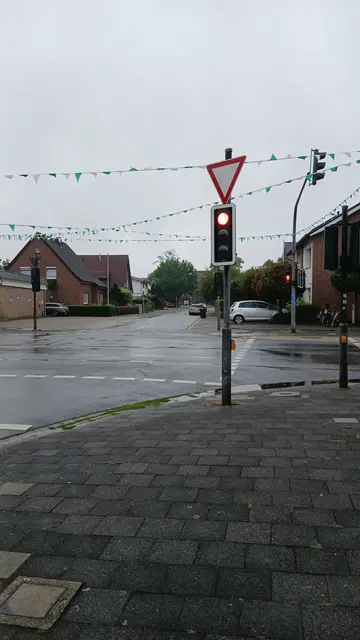 Schützenfest-Girlanden über der Straßenkreuzung Feldstraße/Tannenstraße in Wesel-Obrighoven. Weiß Grüne Girlanden (Wimpelketten) befestigt am Ampelmast. | Foto: Siegmund Walter, 18.08.2026