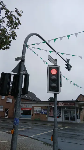 Schützenfest-Girlanden über der Straßenkreuzung Feldstraße/Tannenstraße in Wesel-Obrighoven. Weiß Grüne Girlanden (Wimpelketten) befestigt am Ampelmast | Foto: Siegmund Walter, 18.08.2026