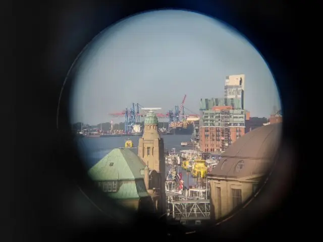 Blick durch ein Fernrohr Richtung Alter Elbtunnel.