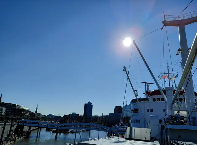 Die Cap San Diego liegt am Hamburger Überseehafen.