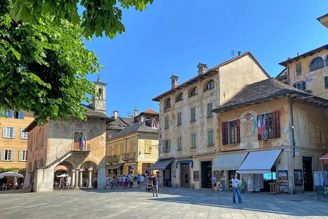 Piazza Mario Motta, der zentrale Platz in San Giulio, links das ehemalige Rathaus (1582)  | Foto: Copyright Margot Klütsch