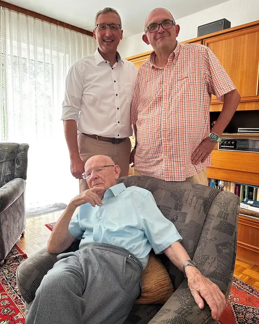 Dietrich Papke feierte am 15. August 2026 seinen 100. Geburtstag. Stefan Buck, Zweiter Bürgermeister (links), und Andreas Brückner, Diakon Evang.-Luth. Kirchengemeinde Gersthofen (rechts), gratulierten persönlich. | Foto: Stadt Gersthofen