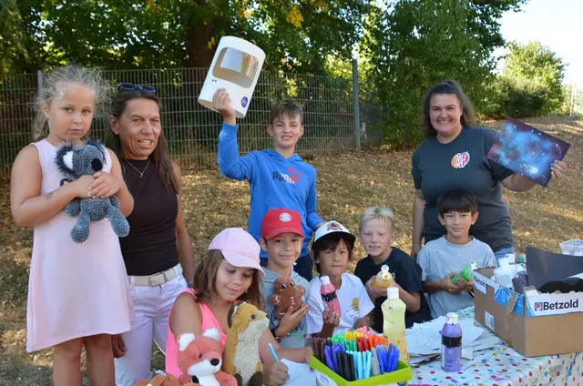 Zweite Bürgermeisterin Karin Zimmermann (2.v.l.) freut sich mit den Kindern und KJR-Betreuerin Laura (r.) über die entstandene Astronautenkunst.
