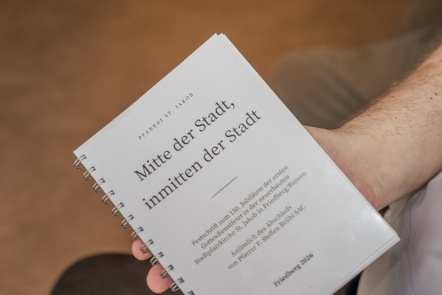 Sommerempfang 2026 der Pfarrei St. Jakobus maj. in Friedberg und Abschied von Stadtpfarrer Pater Steffen Brühl - Erstausgabe der Festschrift zum 150. Jubiläum | Foto: FSeventfoto