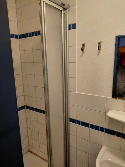 Unser 4-Bett-Zimmer (127) mit Bad und WC (je ein kleiner Raum) war sehr sauber und gepflegt.