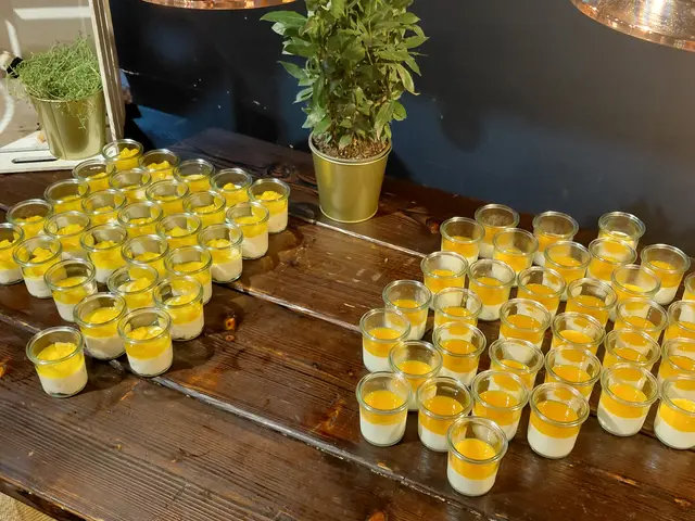 Ein wohlschmeckendes Mittagsbuffet erwartete die Gäste an weiß gedeckten Tischen in der Luke 3, einem der Frachträume unter Deck.