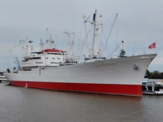 Die Cap San Diego liegt am Hamburger Überseehafen.