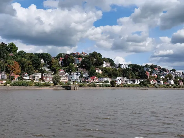 Elbhang von Blankenese mit seinen weißen Villen unterhalb vom Süllberg.