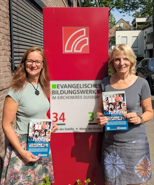 Im Bild Birgit Höchter und Antje Knüttel (v.l.), die das Fortbildungsprogramm Halbjahr 2026 präsentieren. 
Foto: ebw-duisburg.de

