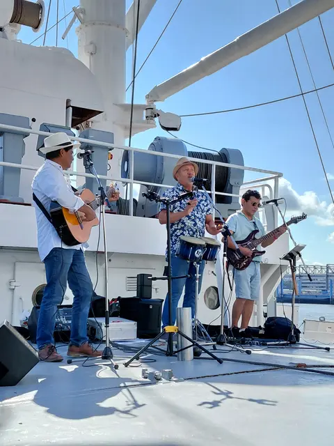 Zu karibischen und lateinamerikanischen Klängen der Band „Tiempo Latino“ unter Leitung von Narcizo Bedregal legt die Cap San Diego ab zur fünfstündigen Südamerika Fahrt.