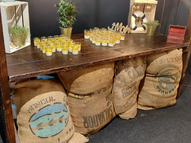 Ein wohlschmeckendes Mittagsbuffet erwartete die Gäste an weiß gedeckten Tischen in der Luke 3, einem der Frachträume unter Deck.