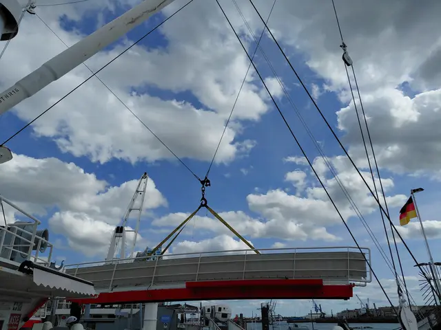 Die Gangway wird in Position gebracht.