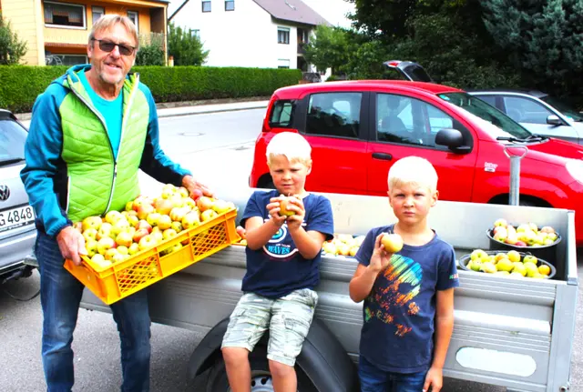 In die diesjährige Mostsaison startet am kommenden Samstag der Obst- und Gartenbauverein Herbertshofen mit seinem Vorsitzenden Günther Wolf (links). Es werden wieder verschiedene Obstsorten zu Saft und Most verarbeitet. | Foto: Peter Heider