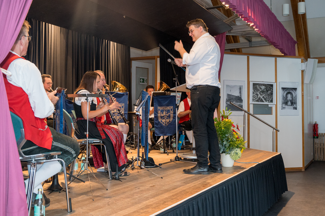 Sommerempfang 2026 der Pfarrei St. Jakobus maj. in Friedberg und Abschied von Stadtpfarrer Pater Steffen Brühl, der für einen schwungvollen Auftritt den Dirigentenstab übernahm | Foto: FSeventfoto