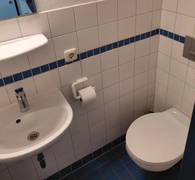 Unser 4-Bett-Zimmer (127) mit Bad und WC (je ein kleiner Raum) war sehr sauber und gepflegt.