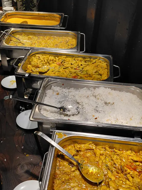 Ein wohlschmeckendes Mittagsbuffet erwartete die Gäste an weiß gedeckten Tischen in der Luke 3, einem der Frachträume unter Deck.