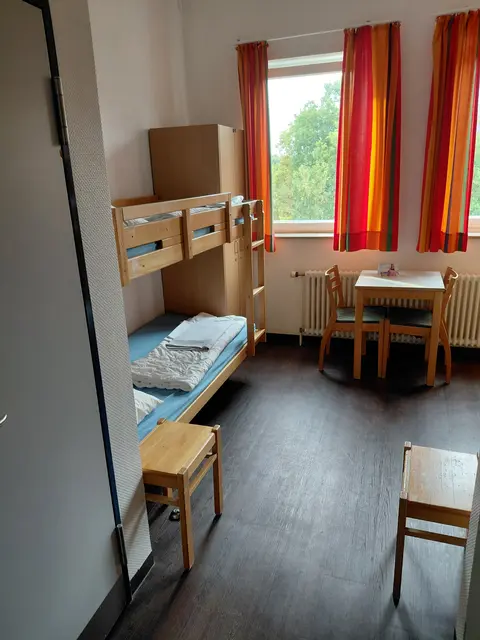 Unser 4-Bett-Zimmer (127) mit Bad und WC (je ein kleiner Raum) war sehr sauber und gepflegt.