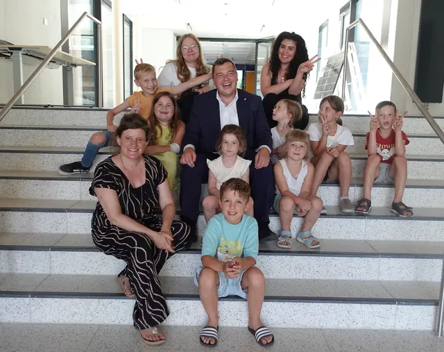 Gute Stimmung beim Ferienclub im Landratsamt – inklusive "Hasenohren" für den Chef: Einige Ferienkinder mit Landrat Marc Sturm, Gleichstellungsbeauftragter Nicole Matthes (vorne) und einem Teil des Betreuungsteams.  | Foto: Landratsamt Aichach-Friedberg, Wolfgang Müller