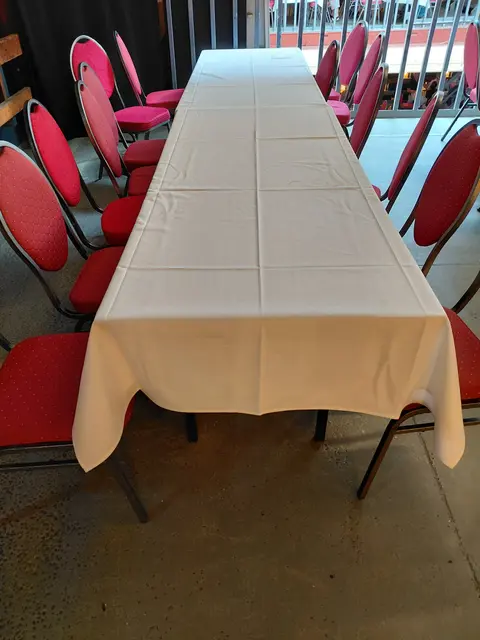 Ein wohlschmeckendes Mittagsbuffet erwartete die Gäste an weiß gedeckten Tischen in der Luke 3, einem der Frachträume unter Deck.