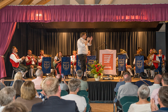 Sommerempfang 2026 der Pfarrei St. Jakobus maj. in Friedberg und Abschied von Stadtpfarrer Pater Steffen Brühl, der für einen schwungvollen Auftritt den Dirigentenstab übernahm | Foto: FSeventfoto