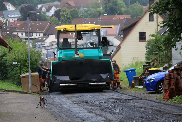 Foto: Sehr zufrieden sind die Anwohner über die gelungene Deckensanierung der Straße "Am Weinberg"