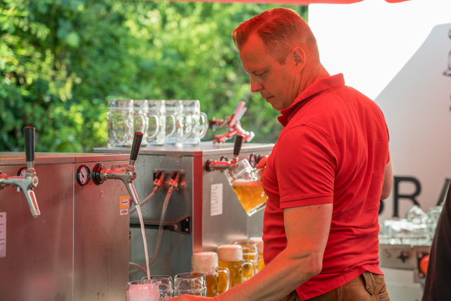 Laurentiusfest 2026 der Wittelsbacher Spezialitätenwirte - Für das gesellige Beisammensein im Anschluss an die Festmesse haben die Wittelsbacher Spezialitätenwirte beste, regionale Zutaten zu köstlichen Speisen ausgearbeitet und serviert - Andreas Kühner (Kühners Landhaus Kissing) zapft kühlen Gerstensaft | Foto: FSeventfoto