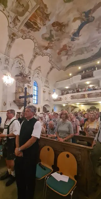 … Besucher singen Segne Du Maria