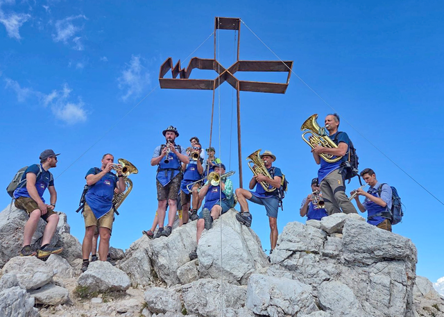 Partnerstadt Völs am Schlern/Südtirol - Bilder vom Schlerner Kirchtag 2026 - Die Völser Kapelle musiziert beim neuen Gipfelkreuz am Schlern | Foto: Bettina und Martin Greppmeir
