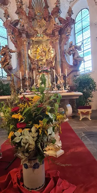 Hauptalter Maria Hilf Speiden mit Kräuterbuschen