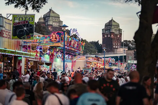Auf der Mühlenweide wird die beliebte viertägige Hafenkirmes mit vielen spektakulären Attraktionen und Großfahrgeschäften durchgeführt. 
Foto: Duisburg-Kontor
