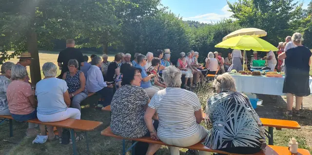 Geselliges Beisammensein mit Kaffee und Kuchen