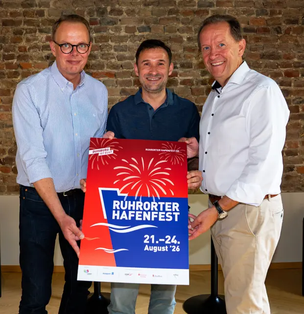 Große Vorfreude bei der Vorstellung des diesjährigen Hafenfest-Programms: v.l. Duisburg Kontor-Pressesprecher Alexander Klomparend, Event- und Marketing-Leiter Patrick Kötteritzsch und Duisburg Kontor-Chef Uwe Kluge.
Foto: Duisburg Kontor 
