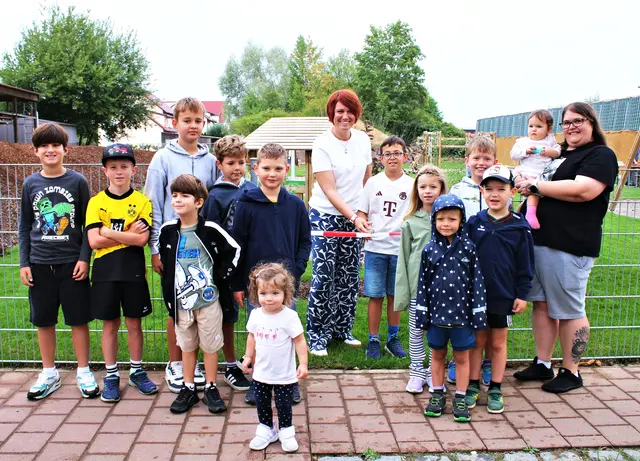 Noel Demharter schnitt gemeinsam mit Lauingens 1. Bürgermeisterin Katja Müller das Eröffnungsband des neuen Spielplatzes an der Adalbert-Stifter-Straße durch. Die kleinen Gäste warteten bereits sehnsüchtig auf die Erkundung der Anlage. | Foto: Heike Siebert 