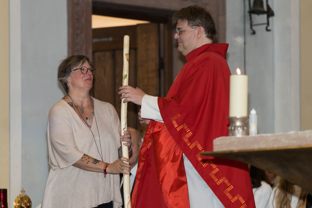 Patrozinium 2026 in Friedberg/Bayern. Die Kirchengemeinde und die Bürgerinnen und Bürger nehmen Abschied von Stadtpfarrer Pater Steffen Brühl, der unsere Stadt nach langjährigem Schaffen verlässt - Einen aus Haselnussholz geschnitten und bemalten Wanderstab gaben die Mitarbeiter mit auf den Weg | Foto: FSeventfoto