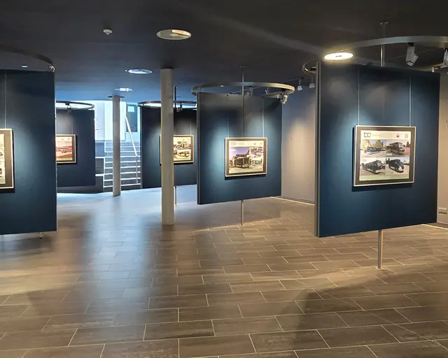 Neben historischen Fotografien aus verschiedenen Jahrzehnten erwarten die Besucherinnen und Besucher zahlreiche spannende Exponate aus der Welt des öffentlichen Nahverkehrs. | Foto: Stadt Gersthofen