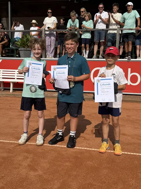 Leonhard Baldewein freut sich sehr über seinen 2. Platz in der U10