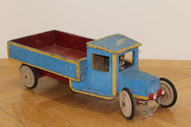 Auch dieser Spielzeug-Lastwagen ist in der Ausstellung zu sehen. Er ist eine Schenkung von Alfred Sigg. | Foto: Gudrun Steinheber