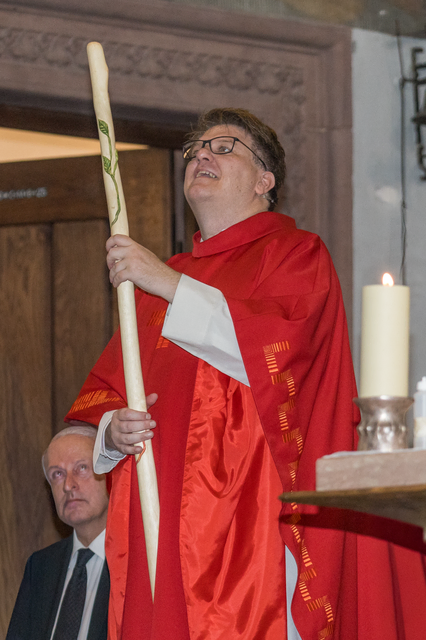 Patrozinium 2026 in Friedberg/Bayern. Die Kirchengemeinde und die Bürgerinnen und Bürger nehmen Abschied von Stadtpfarrer Pater Steffen Brühl, der unsere Stadt nach langjährigem Schaffen verlässt - Einen aus Haselnussholz geschnitten und bemalten Wanderstab gaben die Mitarbeiter mit auf den Weg | Foto: FSeventfoto