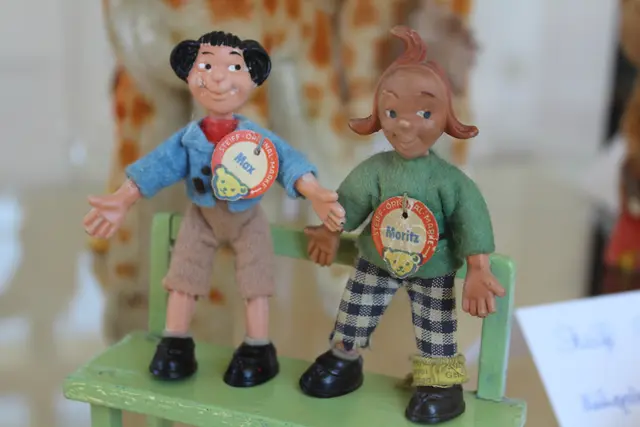 Max und Moritz als Steiff-Figuren (Leihgabe von Alexandra Hartl).  | Foto: Gudrun Steinheber