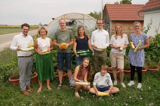 Erste Ernte am generationenübergreifenden Lehr- und Projektgarten: Von links nach rechts: Manuel Knoll, Marina Jakob, Benedikt Gleich, Carmen Gleich mit Lara und Leopold Gleich (beide untere Reihe), Martin Luy, Isabella Sadlo und Lea Gonsior. | Foto: Simon Leinfelder