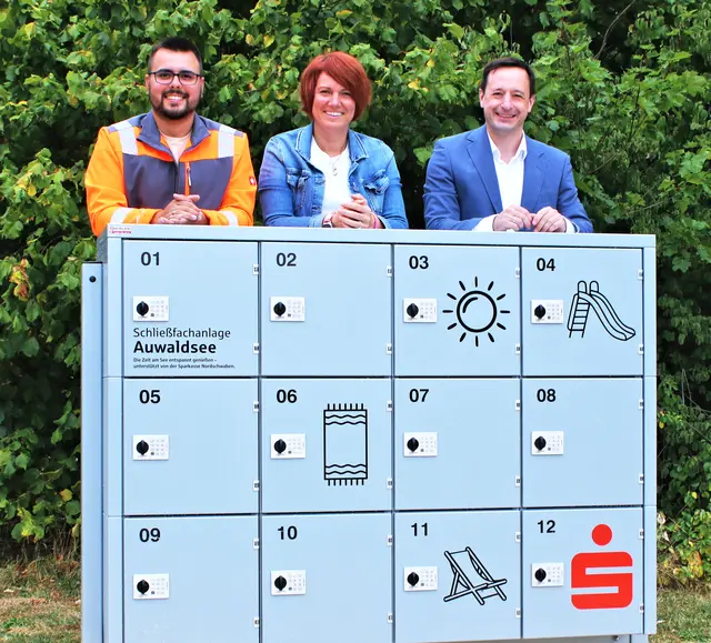Die neue Schließfachanlage am Auwaldsee verwahrt persönliche Gegenstände der Badegäste und Besucher. Darüber freuen sich Franz Baumann vom Stadtbauamt Lauingen, Lauingens 1. Bürgermeisterin Katja Müller und Alexander Wittgruber, Marktbereichsleiter Lauingen des Sponsors Sparkasse Nordschwaben (v.l.)

 | Foto: Heike Siebert