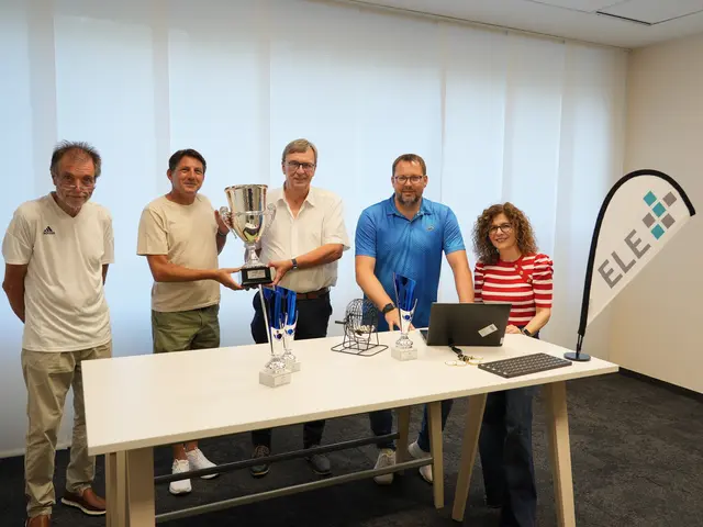 Die Vertreter vom FLWV-Kreis Gelsenkirchen und ELE losten die Teams für den ELE-Junior-Cup 2026 aus. | Foto: ELE GELSENKIRCHEN