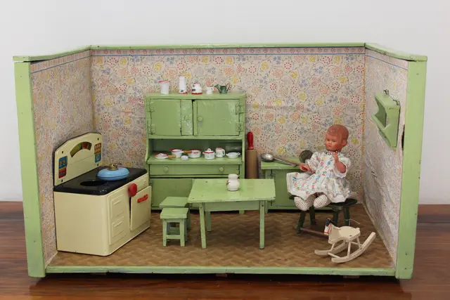 Puppenküche aus den 1950er-Jahren (Leihgabe von Alexandra Hartl). | Foto: Gudrun Steinheber