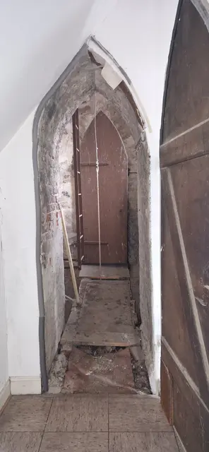 Eingang in den Glockenturm, mit dem Seil zum läuten der Glocke 