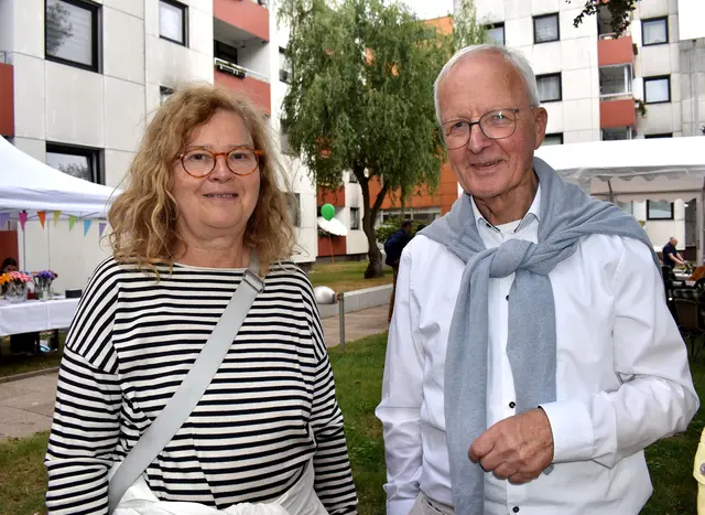 Bezirksratsfrau Dr. Gudrun Koch mit Pastor i.R. Peter-Gottfried Schmidt 
