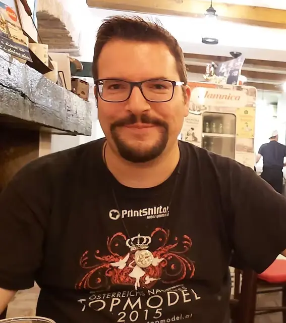 Dominik Wachta, der Mann hinter DJ Dominik Wachta &amp; friends, ist eigentlich Pazifist und Teil der politischen Mitte. Bei Oskar Lafontaine´s Russen-Propaganda und Israel Bashing geht dem Star Deejay aber das Geimpfte auf.  | Foto: privat
